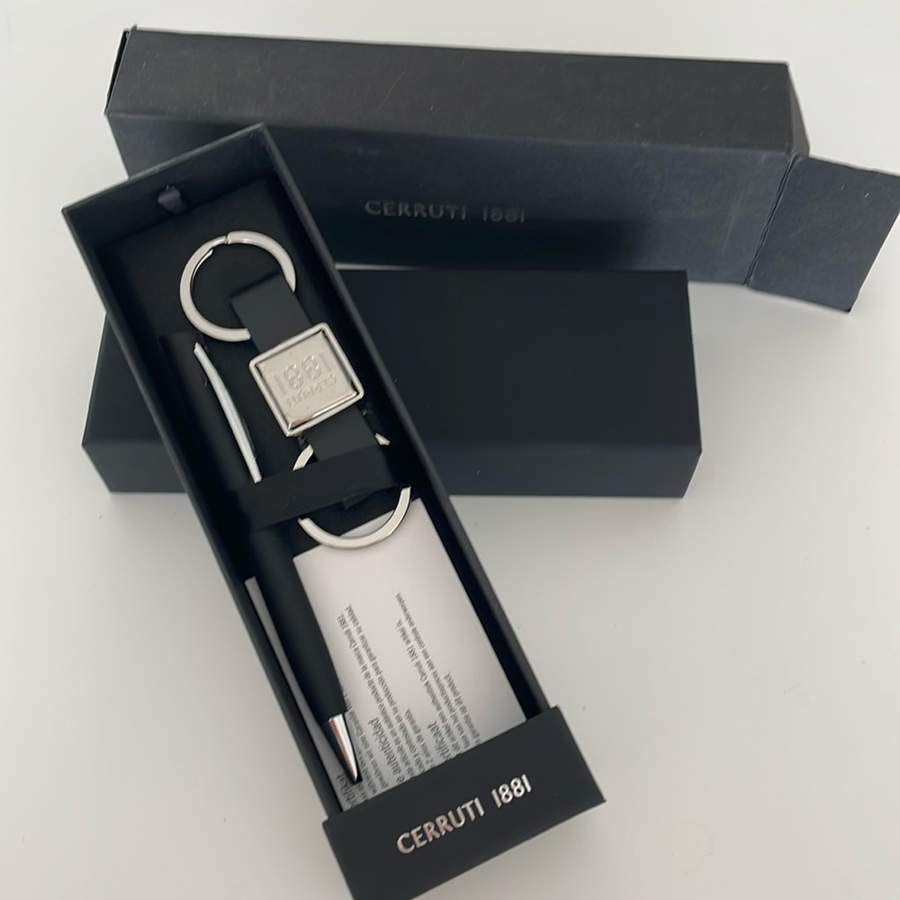 Cerruti 1881 gift set with key ring and pen